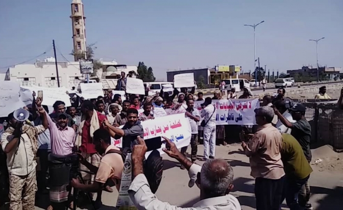 #اليمن.. فيما المئات من عمال المصنع يحتجون.. رئيس الغرفة التجارية بأبين يدعو محافظ ابين لوقف الجبايات والافراج الفوري عن قاطرات الاسمنت