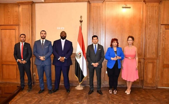 وزير الشباب المصري يلتقي مجموعة من المستثمرين الأجانب لبحث فرص الاستثمار في المنشآت الرياضية