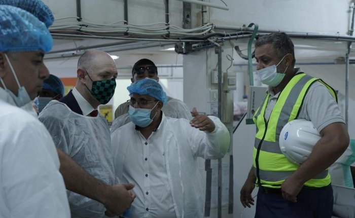 السفير البريطاني يزور عددا من الشركات في عدن ويطلع على عمليات الإنتاج في الشركة اليمنية للمطاحن وصوامع الغلال