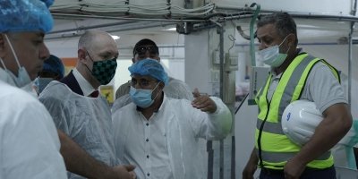 السفير البريطاني يزور عددا من الشركات في عدن ويطلع على عمليات الإنتاج في الشركة اليمنية للمطاحن وصوامع الغلال 