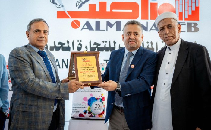 مدير عام شركة المناصب للتجارة "المحدودة" يكرم رئيس جامعة عدن بدرع الشركة
