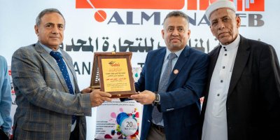 مدير عام شركة المناصب للتجارة "المحدودة" يكرم رئيس جامعة عدن بدرع الشركة