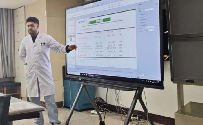 الدكتور/ منير محمد السامعي، يحصل على الماجستير بامتياز مع مرتبة الشرف ومنحه الدكتوراه من جامعة الصين الطبية في تخصص جراحة العظام وجراحة المفاصل بالمناظير.
