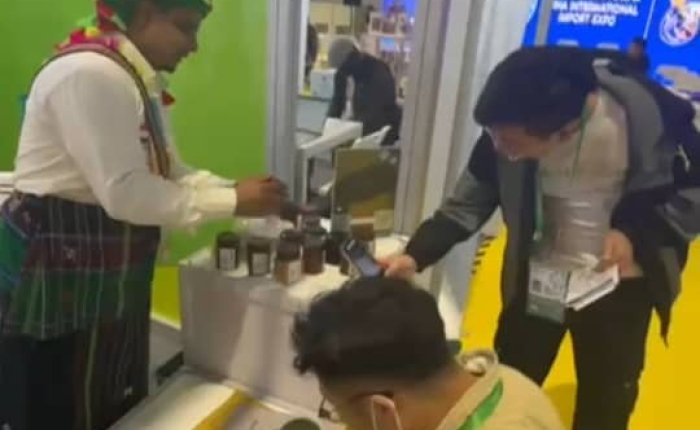 العسل اليمني يلفت الأنظار في معرض شانغهاي الدولي للأغذية