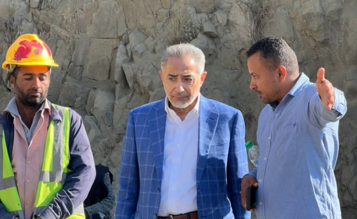 نبيل هائل يتفقد أعمال صيانة طريق الأعروق- حيفان
