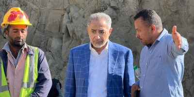 نبيل هائل يتفقد أعمال صيانة طريق الأعروق- حيفان