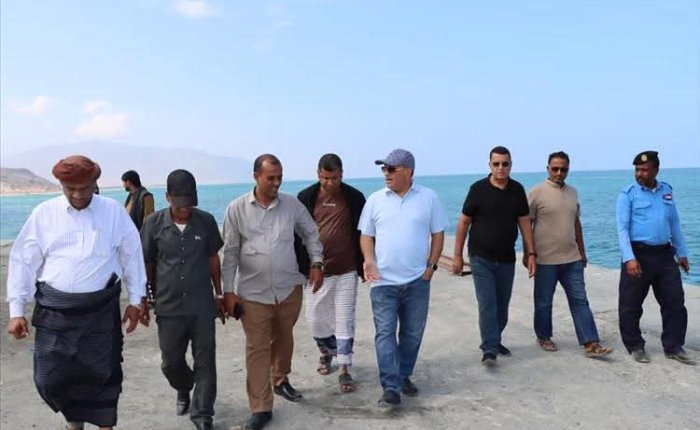 الصناعة والتجارة تتفقد ميناء سقطرى وتطالب بإنشاء "كاسر أمواج"